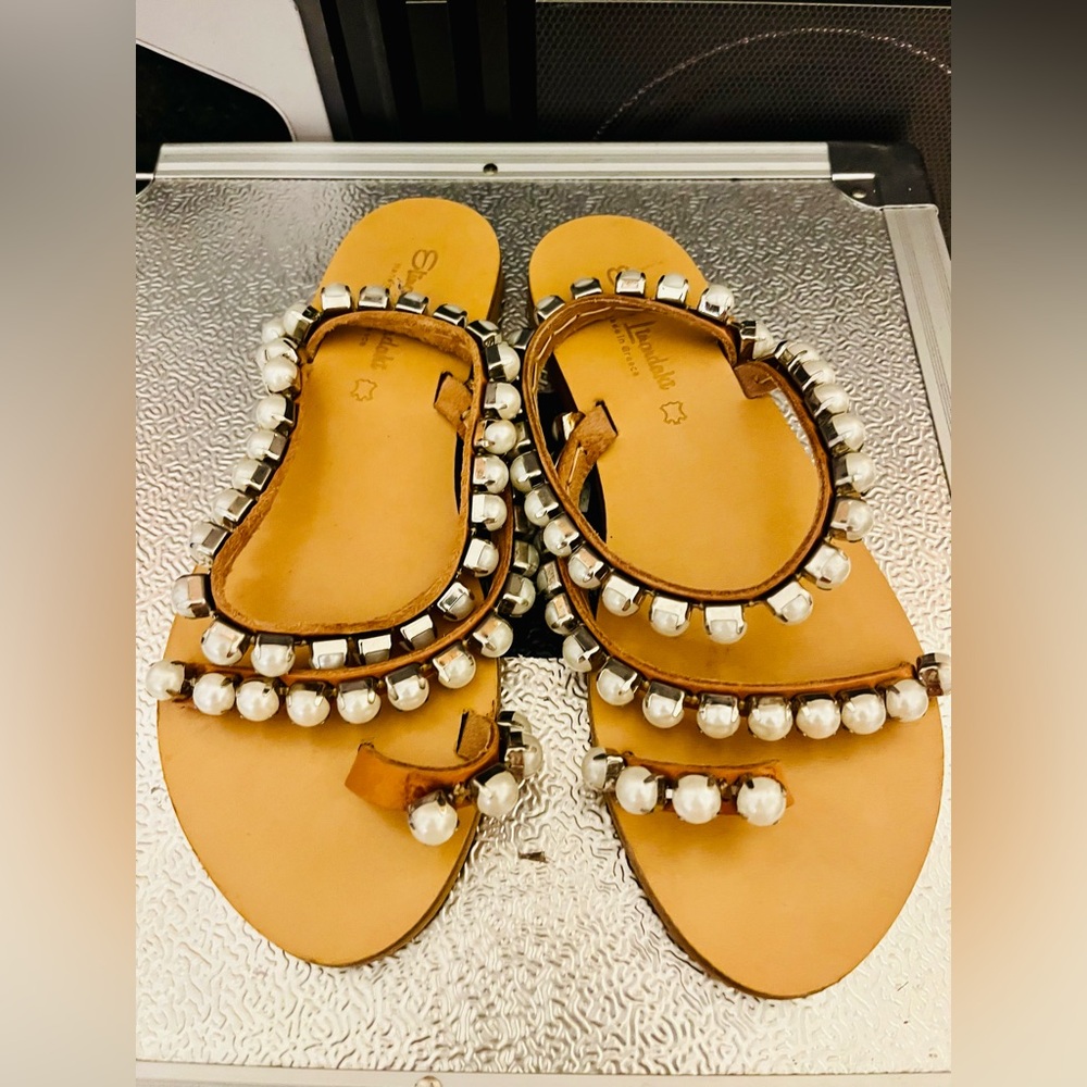 Chic Pearl-Adorned Tan Strap Sandals